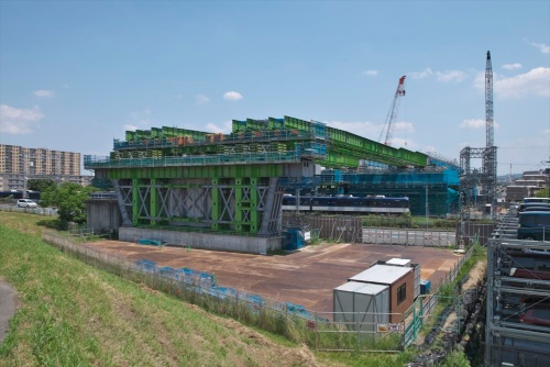 京阪本線や府道13号京都守口線(旧国道1号線)と交差する箇所を南西から見る。次々と電車が通過する(写真:生田 将人)