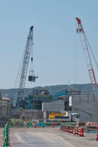 新名神高速道路の橋桁を施工するための手延べ桁を東南側から見た様子。橋上で作製している橋桁の部材をクレーンでつり上げている(写真:生田 将人)