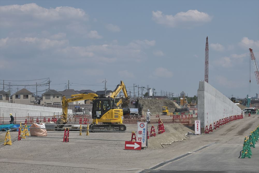 新名神高速道路は八幡京田辺JCT・IC西の枚方市と八幡市の境界辺りから地下（枚方トンネル）に入り、淀川の約1km手前の枚方市船橋本町付近で地上に顔を出す（写真：生田 将人）