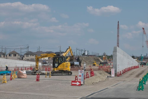 新名神高速道路は八幡京田辺JCT・IC西の枚方市と八幡市の境界辺りから地下(枚方トンネル)に入り、淀川の約1km手前の枚方市船橋本町付近で地上に顔を出す(写真:生田 将人)