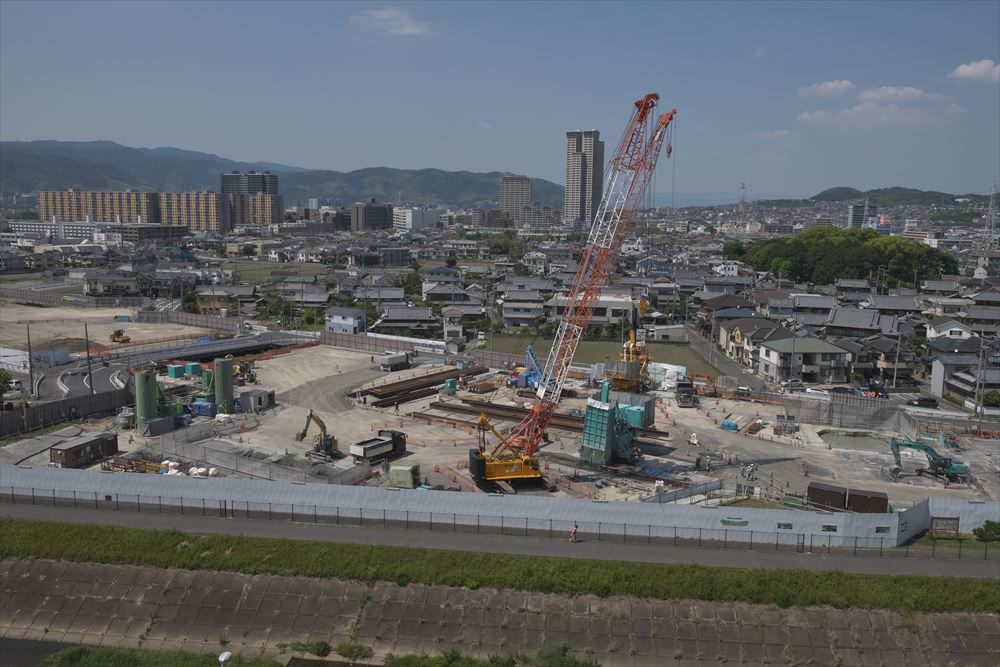 枚方トンネルの出入り口付近の工事の様子。ここには換気所と公園が整備される予定だ（写真：生田 将人）