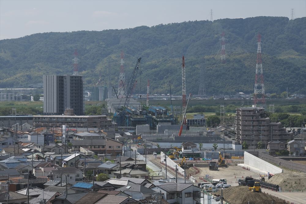 東南方面からトンネルの出入り口付近、河川敷に並ぶ橋脚、さらには高槻市側の工事の様子を見る（写真：生田 将人）