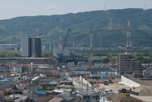 東南方面からトンネルの出入り口付近、河川敷に並ぶ橋脚、さらには高槻市側の工事の様子を見る(写真:生田 将人)