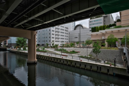 阪神高速1号環状線の本町出口の北側にある東横堀緑道（北側公園）の様子を対岸から眺めた（写真：生田 将人）