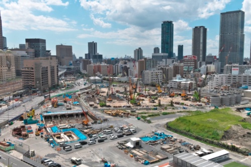 グランフロント大阪のテラスガーデンから見下ろした様子。写真右ではJR東海道線支線地下化・新駅「うめきた地下（大阪）駅」の工事が進む（写真：生田 将人）