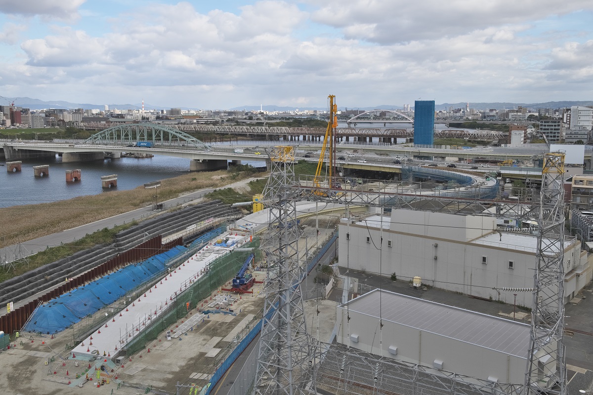 新御堂筋（国道423号）の新淀川大橋南詰で建設が進む豊崎インターチェンジ（IC、仮称）を西側から望む。豊崎ICは北側（新大阪駅方面）と結ぶ出入り口になる（写真：生田 将人）