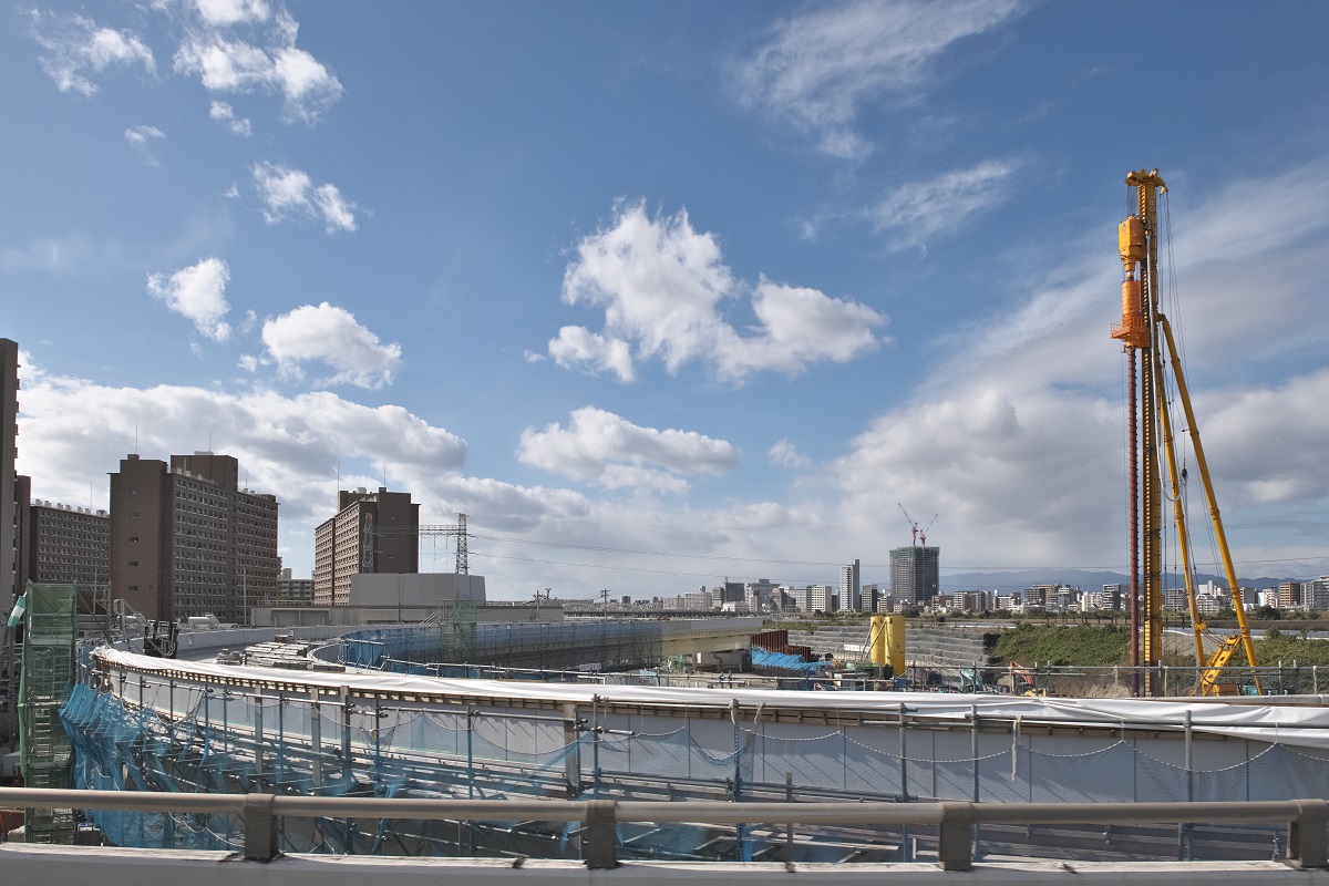 西側で建設が進むのは淀川左岸線から新御堂筋へと入るランプ橋（写真：生田 将人）