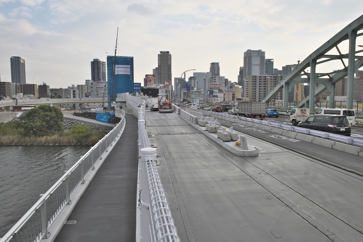 新御堂筋から淀川左岸線へと向かうランプ橋への進入路。左側には歩道が整備されている（写真：生田 将人）