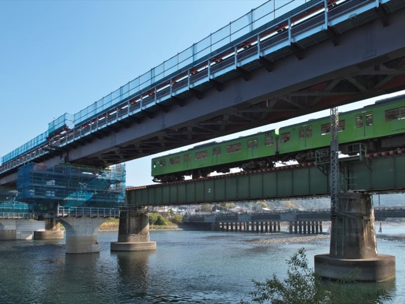 京都の宇治川で橋梁架設工事が進行中、JR奈良線複線化