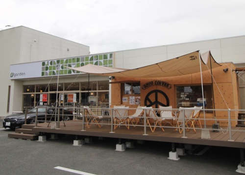 店舗の外にはスノーピークが建築家の隈研吾氏と共同開発したトレーラーハウスを活用したカフェがある