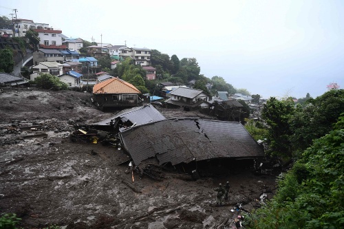 土砂は住宅などを押し流した。2021年7月4日撮影（写真：AFP／アフロ）