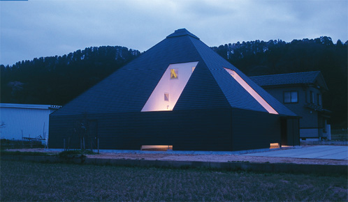 Rc造の居間に急こう配の大屋根を架ける 黒いピラミッドの家 日経クロステック Xtech