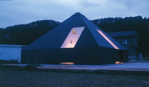 Rc造の居間に急こう配の大屋根を架ける 黒いピラミッドの家 日経クロステック Xtech Rc造の居間に急こう配の大屋根を架ける 黒いピラミッドの家 日経クロステック Xtech