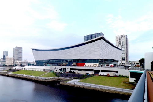 東京五輪・パラリンピックに合わせて東京都が新規恒久施設として整備した「有明アリーナ」。レガシー（遺産）として、臨海部の重要施設となる（写真：日経クロステック）