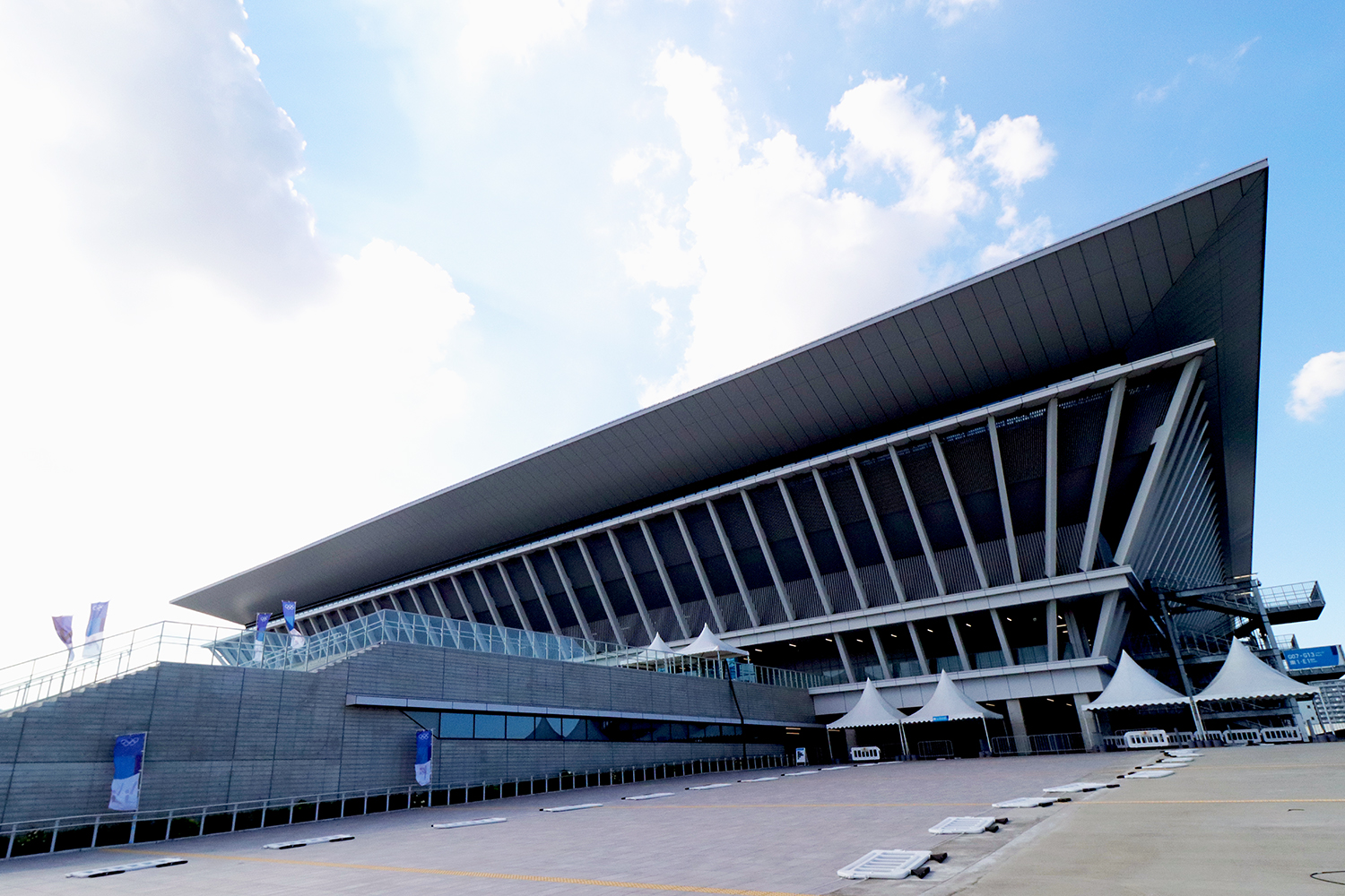 東京アクアティクスセンター（東京・江東）の南東側外観。「東京2020」大会の五輪では競泳、飛び込み、アーティスティックスイミング、パラリンピックでは水泳の会場として使用。基本設計を山下設計、基本設計協力を丹下都市建築設計、Arup、実施設計を昭和設計、実施設計・施工を大林組・東光電気工事・エルゴテック・東洋熱工業JVが担当した（写真：日経クロステック）