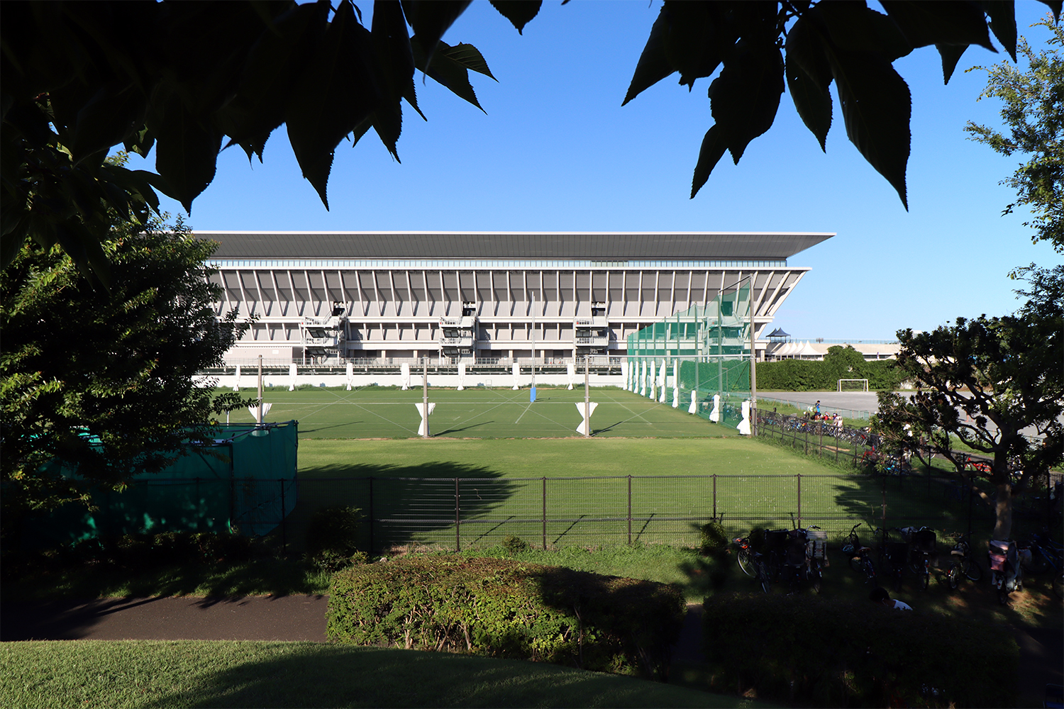東京アクアティクスセンターの西側外観を、辰巳の森海浜公園側から見る（写真：日経クロステック）