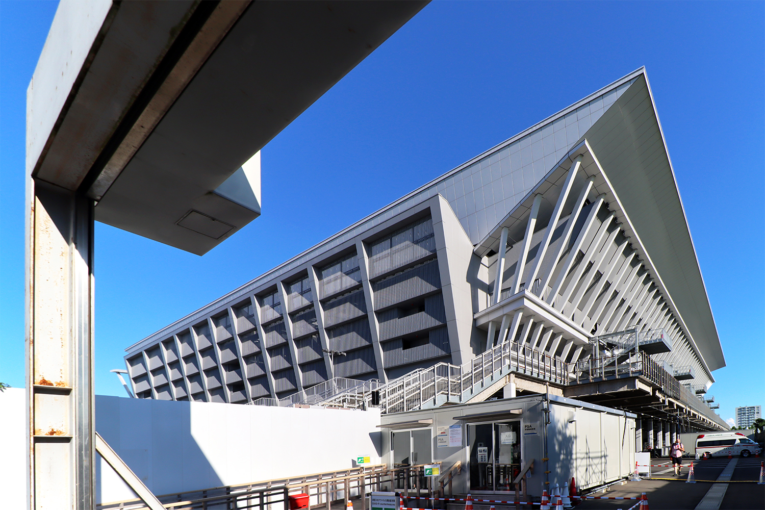 東京アクアティクスセンターを北西側から見上げる（写真：日経クロステック）