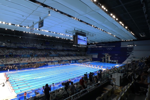 東京アクアティクスセンターの内観。五輪競泳時（21年7月24日撮影）。大会後に4階部分の観客席や同階のために設けた外部階段が撤去される（写真：日経クロステック）
