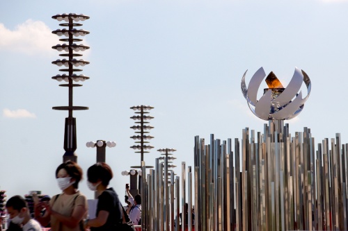 東京都江東区有明にある「夢の大橋」のたもとに設置された競技期間用聖火台。大会後、東京都がレガシーとして管理する方向で検討中。シンボルプロムナードの国際展示場駅側を保存場所とする案を示している。再設置の設計、施工などに1年程度を見込む（写真：日経クロステック）