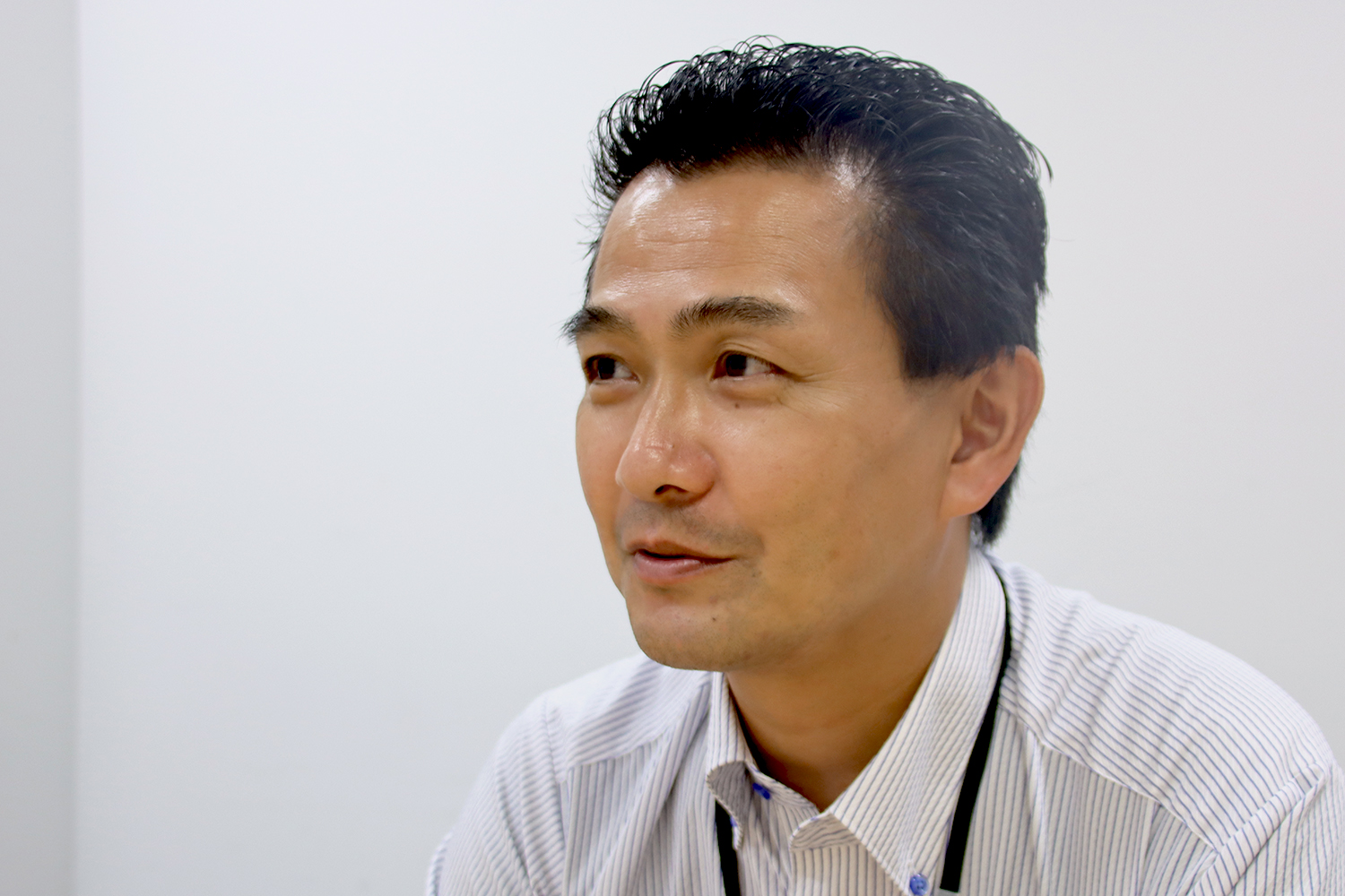 「馬事公苑」の設計を担当した山下設計ソリューション本部の髙木賢治特任部長。1971年生まれ。97年東京芸術大学大学院美術研究科環境建築専攻修了後、山下設計入社。設計本部主管、デジタルデザイン室室長、監理部副部長などを経て、現在、ソリューション本部特任部長兼設計本部EPRプロジェクト室室長（写真：日経クロステック）