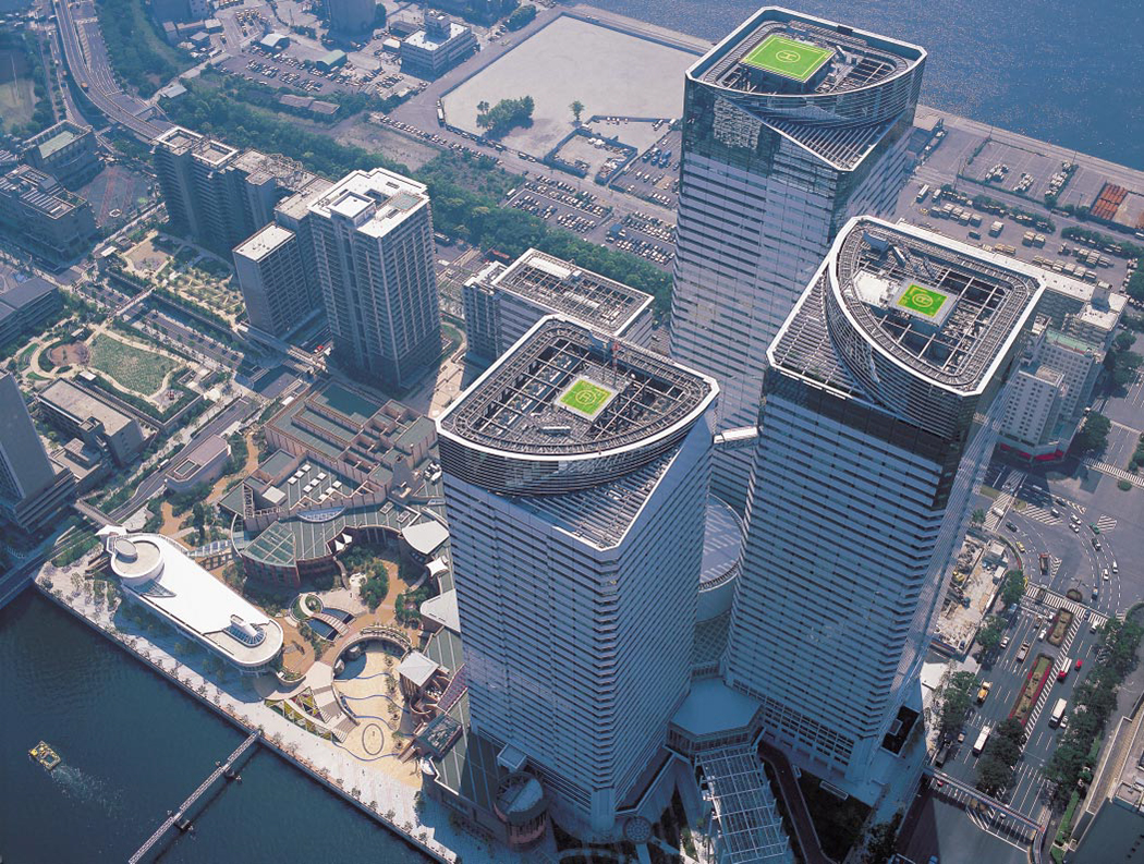 晴海アイランド・トリトンスクエア（東京都中央区）。01年竣工。日建設計・久米設計・山下設計JVが西地区の設計を手掛けている。山下設計は低層部の商業ゾーンと外構を主に担当（写真：三島 叡）