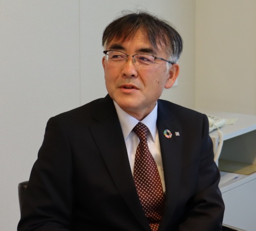 鹿島東京土木支店土木部土木工事部長の金﨑伸夫氏。1966年生まれ。他の建設会社に17年間勤務し、2006年7月に鹿島に入社。東京ガスの中央幹線建設工事の現場に配属。11年4月に東日本高速道路会社の東京外環自動車道国分工事の現場に配属、16年6月に同現場所長。19年4月に千葉市の中央浄化センター水処理施設建設工事の現場所長、20年4月に国土交通省の東京外環中央JCT(ジャンクション)北側ランプ工事の現場所長。21年4月から現職(写真:日経クロステック)