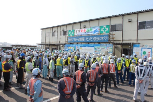 金﨑氏が現場所長を務めた東京外環自動車道国分工事の朝礼の様子。写真は2018年6月撮影(写真:鹿島)