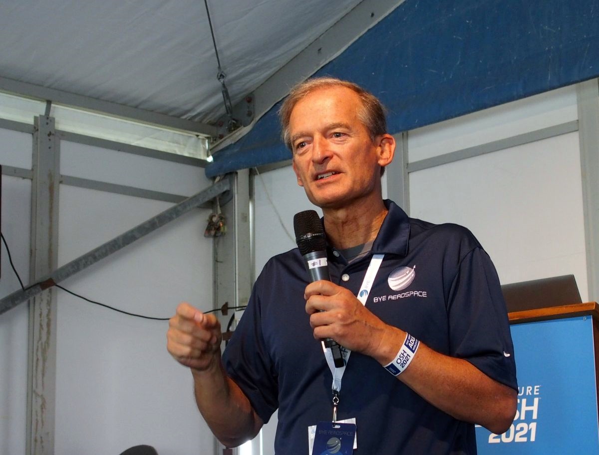 2021年のAirVentureの報道機関向け発表会に登壇したバイ・エアロスペースのBye氏