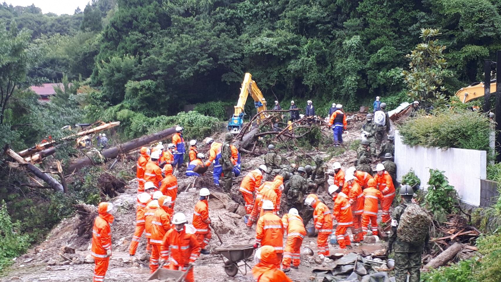 長崎県雲仙市小浜町で発生した土砂崩れの現場。行方不明者の捜索が続く。2021年8月16日午前9時撮影（写真：雲仙市）