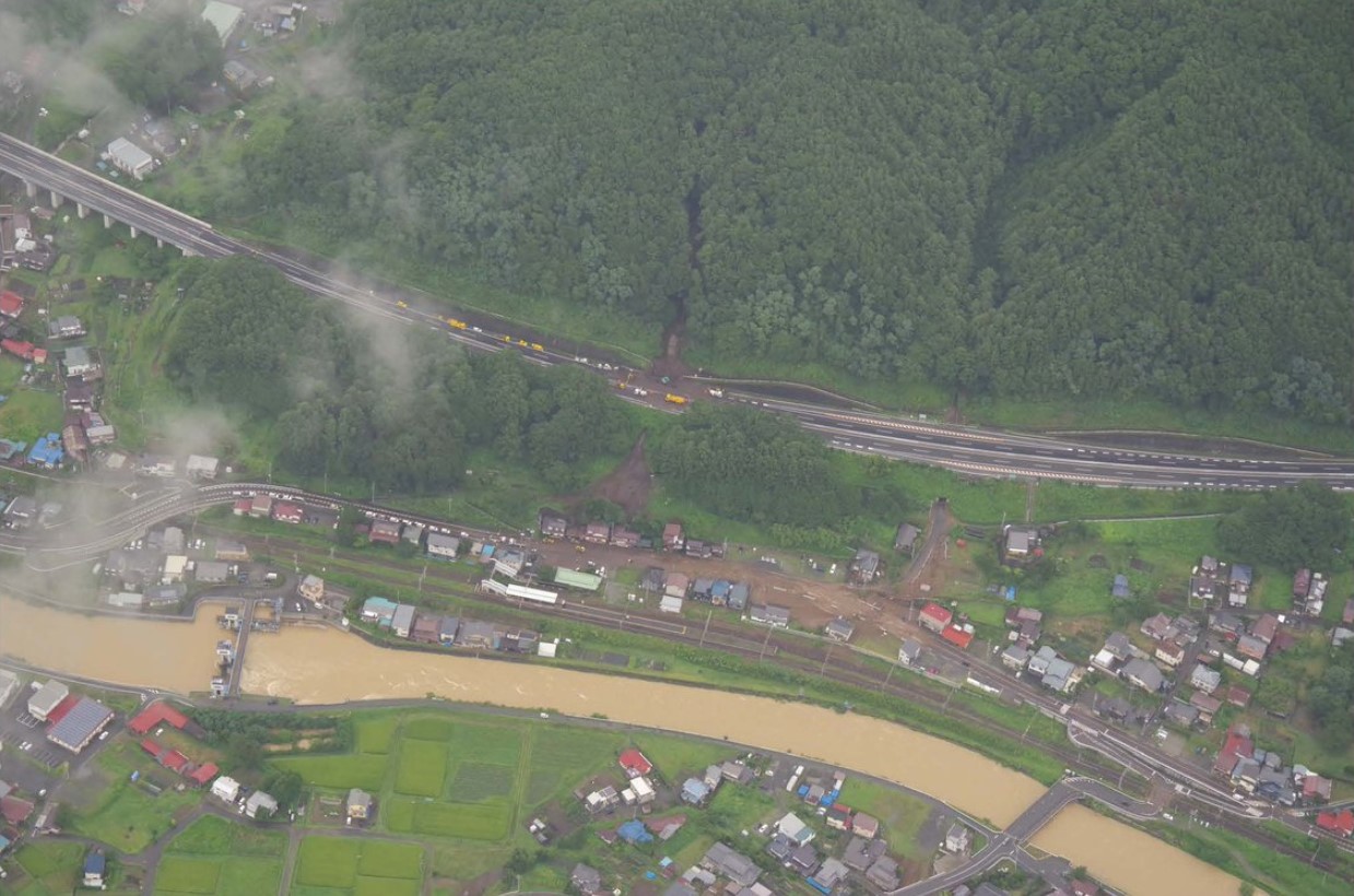 長野県岡谷市で発生した土石流。写真中央部では、土砂が住宅に流れ込んだ様子を確認できる。2021年8月15日午後4時頃撮影（写真：国土交通省中部地方整備局天竜川上流河川事務所）