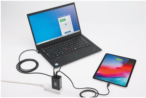 図2 2つあるUSBタイプCでは、45Wでノートパソコンを充電しながら、18WでiPadを同時に充電するといった使い方ができる