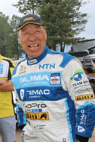レーシングドライバーとして活躍する田嶋伸博氏は、身長180cmを超える偉丈夫で、1950年生まれ。70歳超とは思えぬ快活な人だ。「モンスター」のニックネームは、1979年に参戦したオーストラリアの「サザンクロスラリー」において現地メディアに「日本からモンスタードライバーがやってきた！」と書きたてられたのが由来というが、その世代として日本人離れした立派な体格も理由ではなかったのかと思わせる迫力がある（出所：タジマモーターコーポレーション）