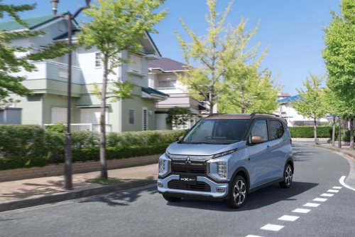 三菱自動車が2022年5月20日に発表した新型の軽電気自動車（EV）「eKクロスEV」は、20kWhの電池を搭載し、航続距離は最大で180km（WLTCモード）を実現。価格は239万8000円（税込み）から（出所：三菱自動車）