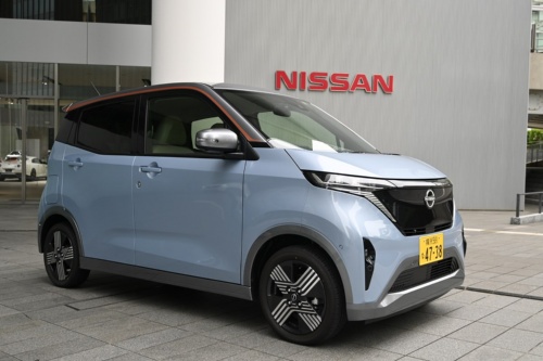 日産自動車の「サクラ」は、軽自動車タイプの電気自動車（EV）だ。2022年5月に発表した。日産の場合は、同年の1月にSUV（多目的スポーツ車）タイプのEV「アリア」を市場に投入しており、立て続けでのEV展開となる（写真：鈴木 ケンイチ）