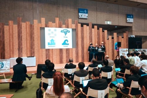 HAL東京の「HALO！」が提案するEVについて、コンテスト会場でプレゼンテーションをしている様子。コンテストの最終審査および表彰式は、幕張メッセで開催された「CEATEC 2022」の会場内で、2022年10月18日に実施した（写真：鈴木 ケンイチ）