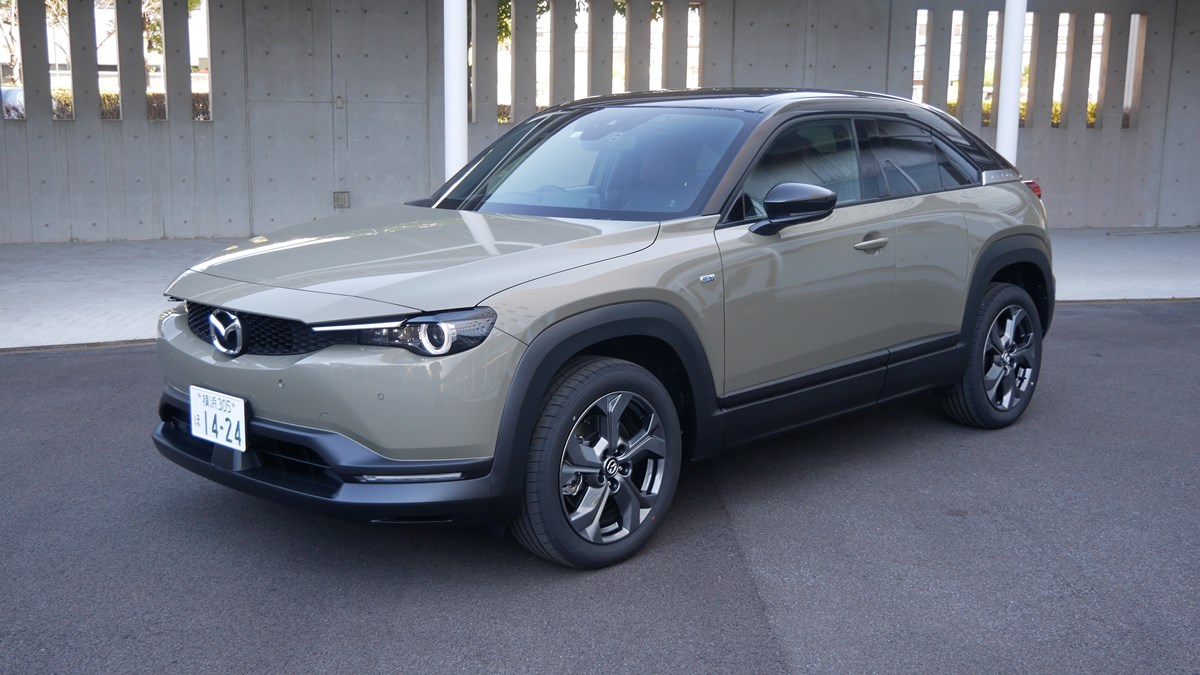 マツダの電気自動車（EV）「MX-30 EV MODEL」は、パワーユニットの音をあえて運転者に伝える仕組みとしている（写真：鈴木 ケンイチ）