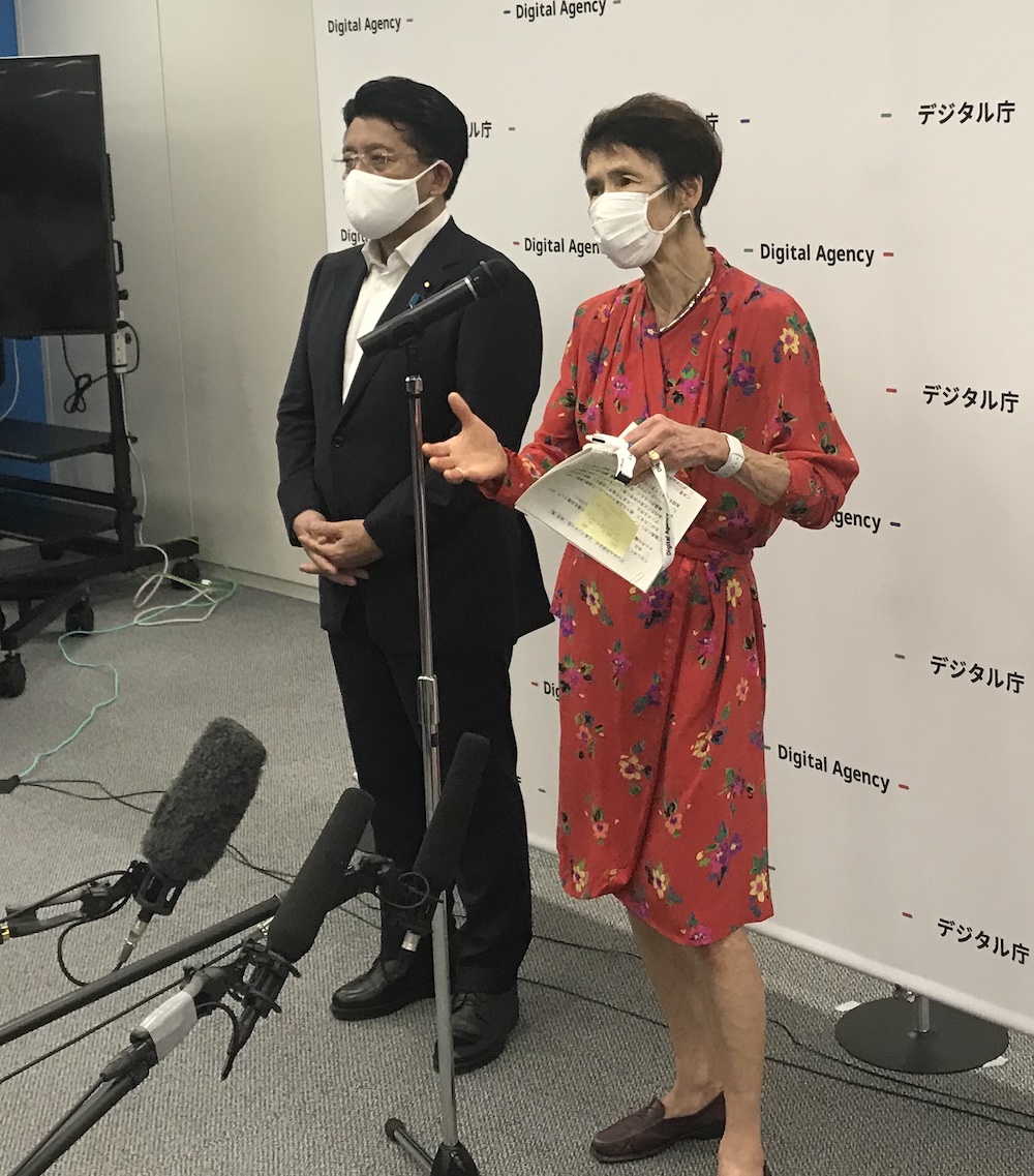 デジタル相に就いた平井卓也前デジタル改革相（左）とデジタル監に就いた石倉洋子一橋大学名誉教授