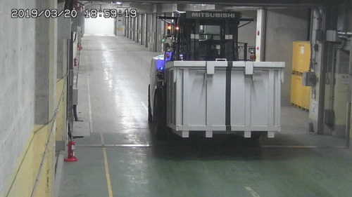 固体廃棄物貯蔵庫内部を無人のフォークリフトが走行する(資料:東京電力ホールディングス)