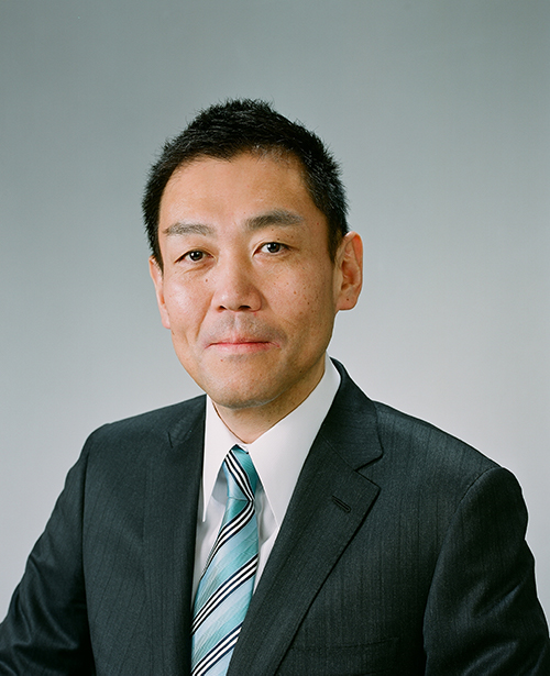 コマツ執行役員でスマートコンストラクション推進本部の四家千佳史本部長。2015年に現職に就任し、スマートコンストラクション事業を推進する。21年に建設業のDXを推進する会社EARTHBRAINを立ち上げ、同社代表取締役会長（写真：コマツ）