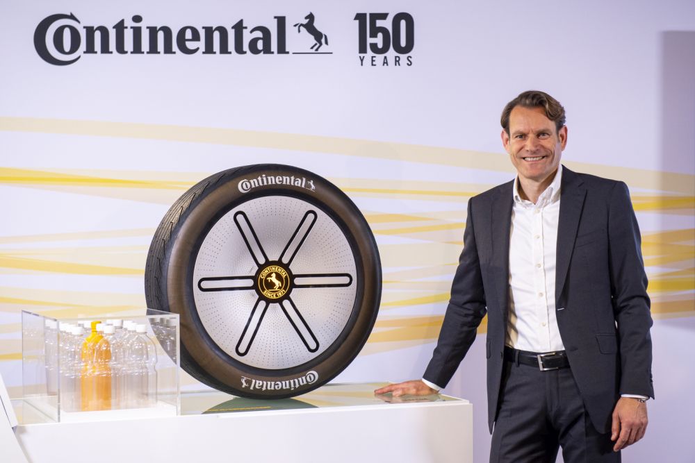 持続可能なタイヤのコンセプト「Conti GreenConcept」を紹介するコンチネンタルCEO（最高経営責任者）のNikolai Setzer（ニコライ・セッツァー）氏