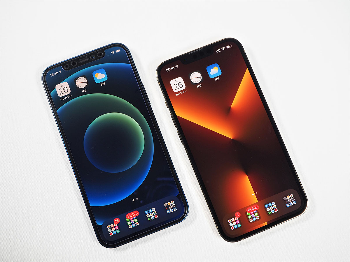 「iPhone 12」（左）と並べてみたところ。サイズにあまり違いはない
