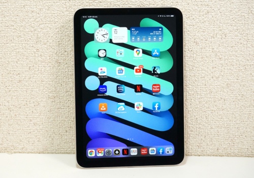 筆者が購入した「iPad mini（第6世代）」。色は「スターライト」を選択した