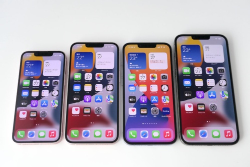 左からiPhone 13 mini、iPhone 13、iPhone 13 Pro、iPhone 13 Pro Max。サイズは使い勝手に影響するので、どこでどのように使うのかを考えて、慎重に選ぶべきだ