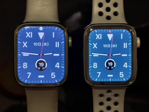 Apple WatchのSeries 7（左）とSeries 4（右）。全画面の同じ文字盤を表示してもわずかな画面サイズの違いで印象が大きく変化することが分かる。Series 6、SEもディスプレーサイズはSeries 4と同じだ