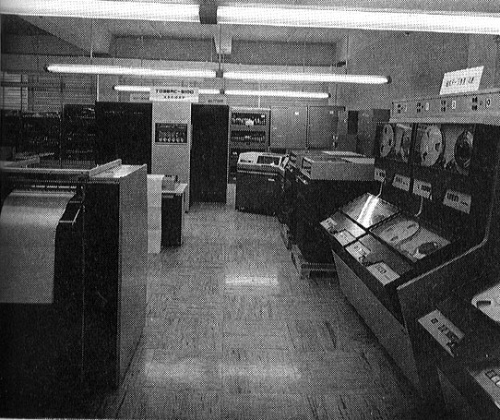 1965年に東京芝浦電気が発表した中型事務処理用コンピューター「TOSBAC-5100」