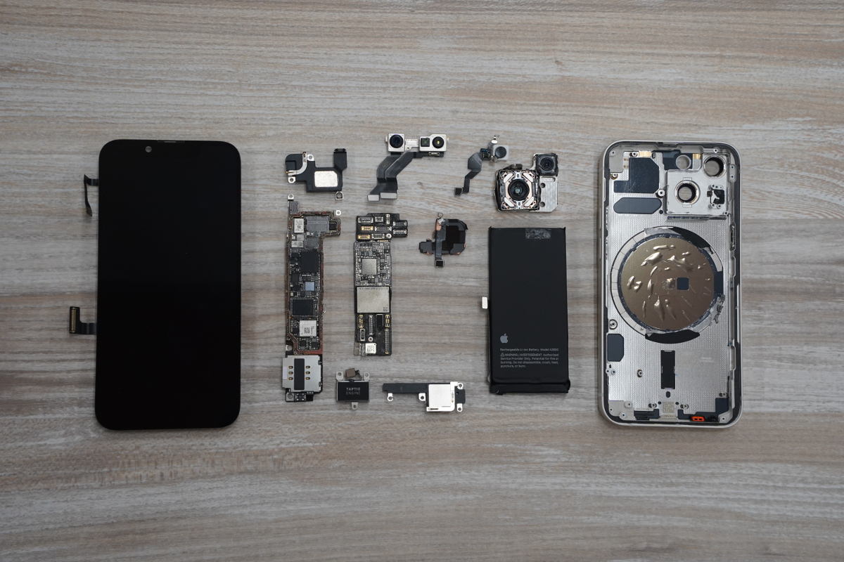 iPhone 13 miniを分解、技術者の目を引くコンパクトさと内部設計
