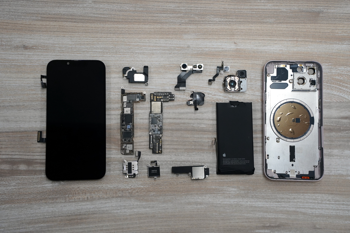 iPhone 13を分解 カメラはminiと完全共通、中身は前世代に類似（3