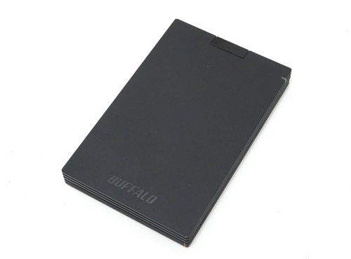 バッファローのコンパクトなポータブルHDD「HD-PGAC2U3-BA」、容量は2TBで実勢価格は1万2000円前後