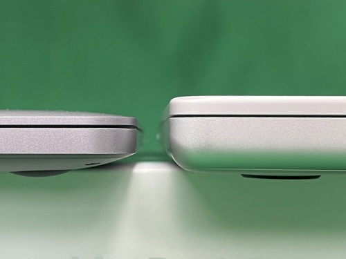 Intel MacBook Pro 2020（左）と新MacBook Pro（右）のエッジ比較。新MacBook Proのきょう体は、エッジがすとんと切り落とされスクエア状になり、分厚くなった。筆者は左のテーパリングされた形状が好み