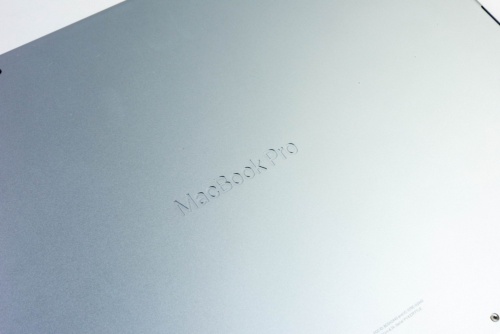 底面にMacBook Proのロゴが彫り込まれている